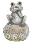 Frosch sitzend auf "Welcome"-Stein