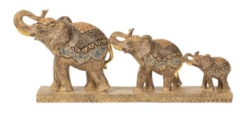 Elefantenfamilie hintereinander stehend