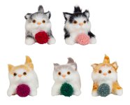 Cat playing with whool h=4,5cm l=8cm