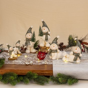 Lachende Schneemänner stehend auf