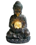 Buddha sitzend mit Solar-Glaskugel in