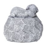 Hund auf Grabstein h=15cm b=17cm