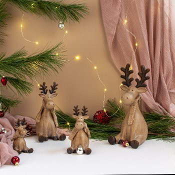 Niedlicher Elch braun sitzend mit