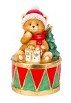 Weihnachtsbär sitzend auf einer Trommel