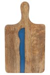 Holz-Schneidebrett mit blauem Harz