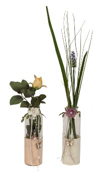 Glasflasche mit Blumendeko als Vase