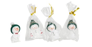 Niedliche Schneemänner stehend mit