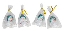 Niedliche Schneemänner stehend mit
