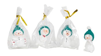 Niedliche Schneemänner stehend mit