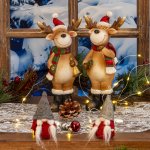 Elch mit Schal und Nikolausmütze h=25cm