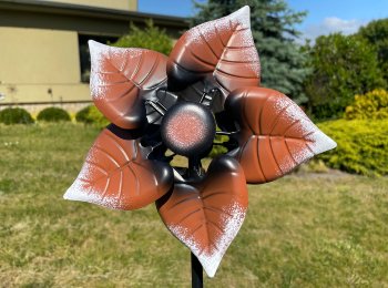 Metal-spinner (dual) leaves as yard