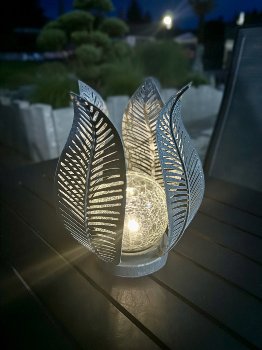 Metall Blume grau/silber mit Solarkugel