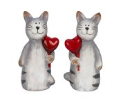 Katze grau stehend mit Herz in der Hand