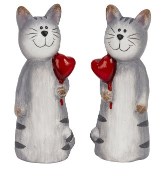 Katze grau stehend mit Herz in der Hand