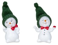 Niedliche Schneemänner stehend mit