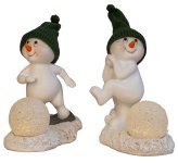 Niedliche Schneemänner mit dunkelgüner