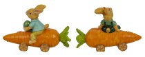 Niedliche Osterhasen sitzend auf