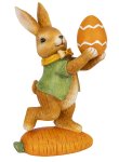Osterhase stehend auf einer